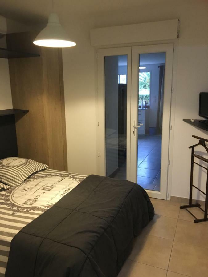 Au Domaine De Lea Apartment Hyeres Exterior photo